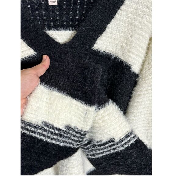 Knox Rose Large Fuzzy Oversized Sweater - Picture 4 of 7